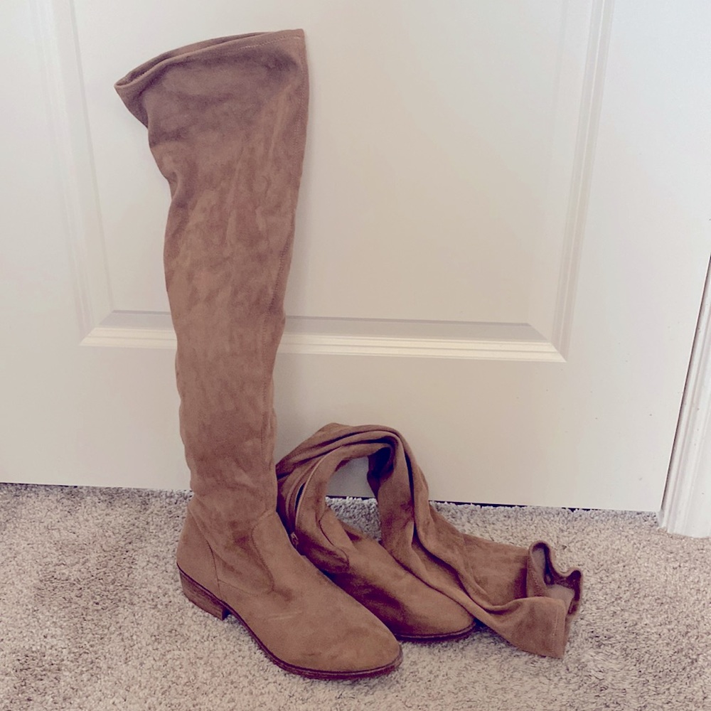 Over the knee suede boots. Maybe 1-2 inch heel on them. Zipper closure.
